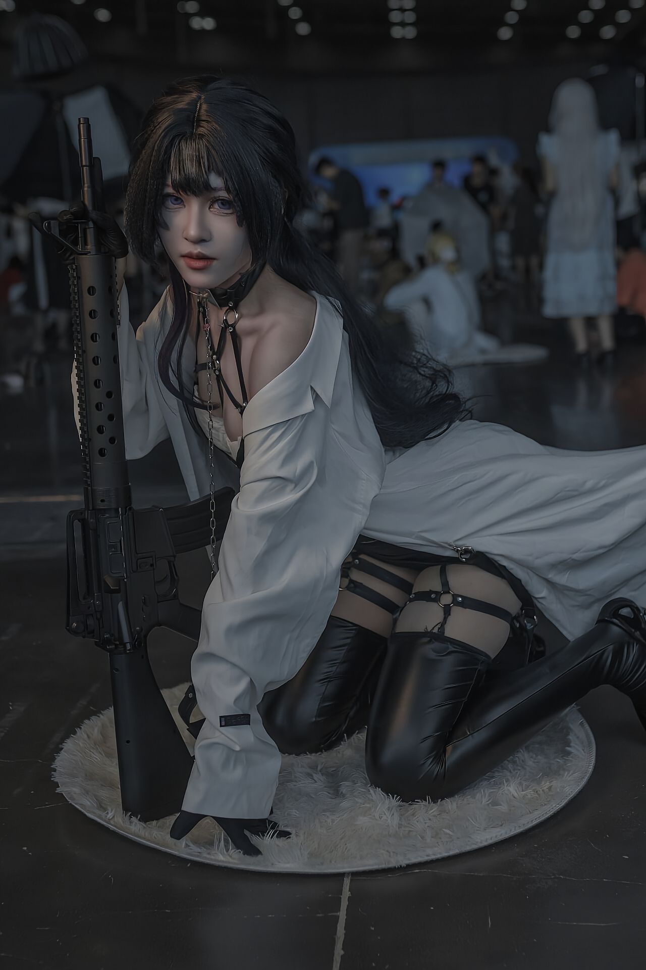 dy@螺序粉,Cosplay、酷帅风格、黑色皮革服饰、过膝长靴、白色长款外套