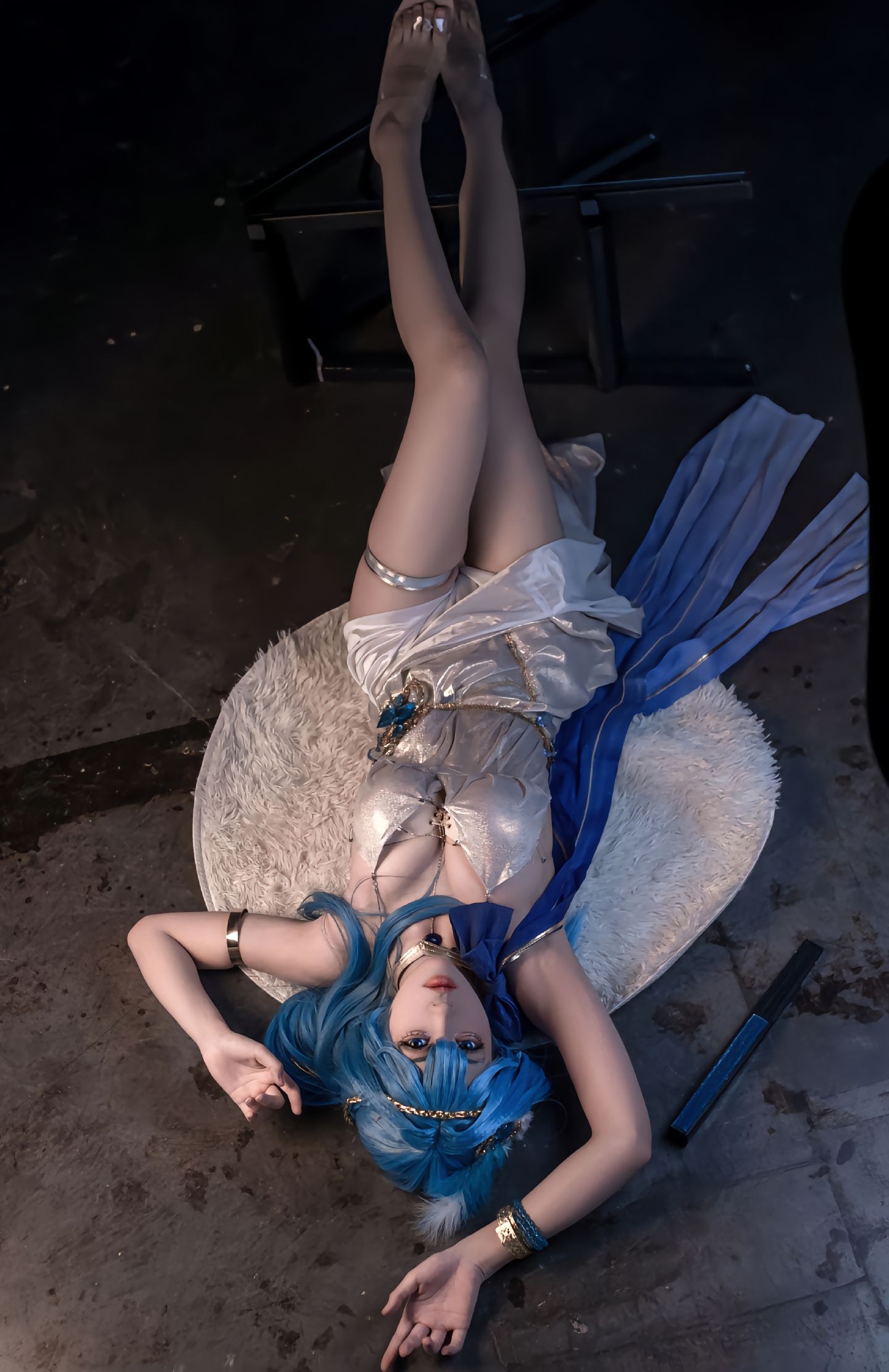 dy@螺序粉,动漫 cosplay、蓝发角色、手持道具、华丽长裙、展会场景