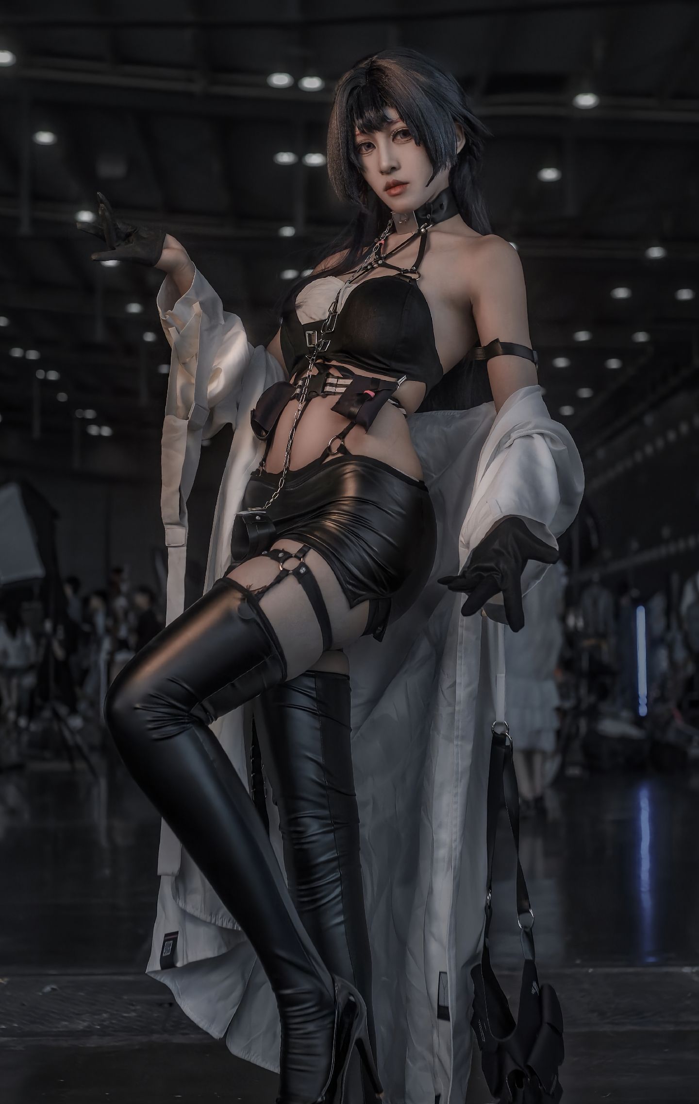 dy@螺序粉,Cosplay、酷帅风格、黑色皮革服饰、过膝长靴、白色长款外套