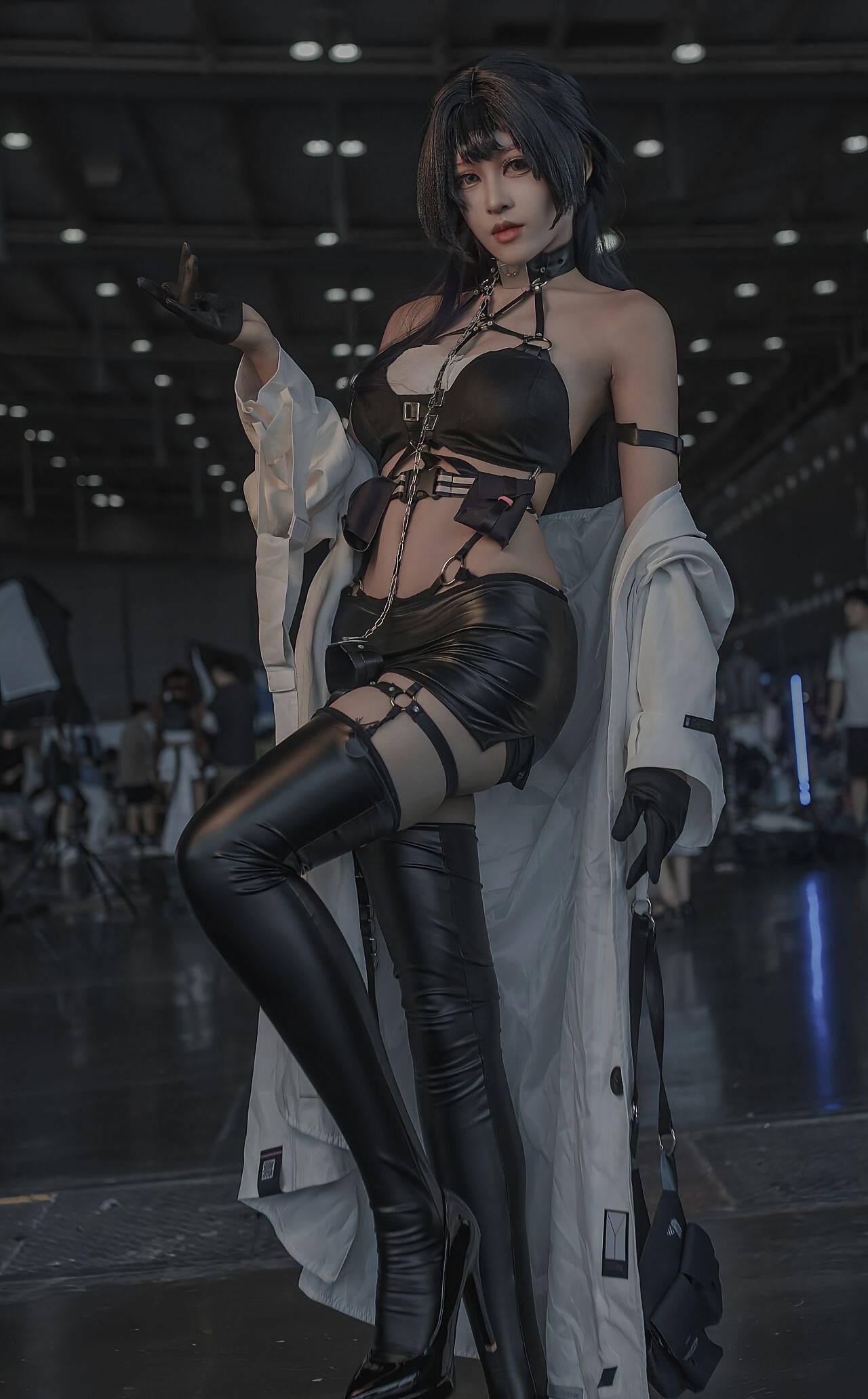 dy@螺序粉,Cosplay、酷帅风格、黑色皮革服饰、过膝长靴、白色长款外套