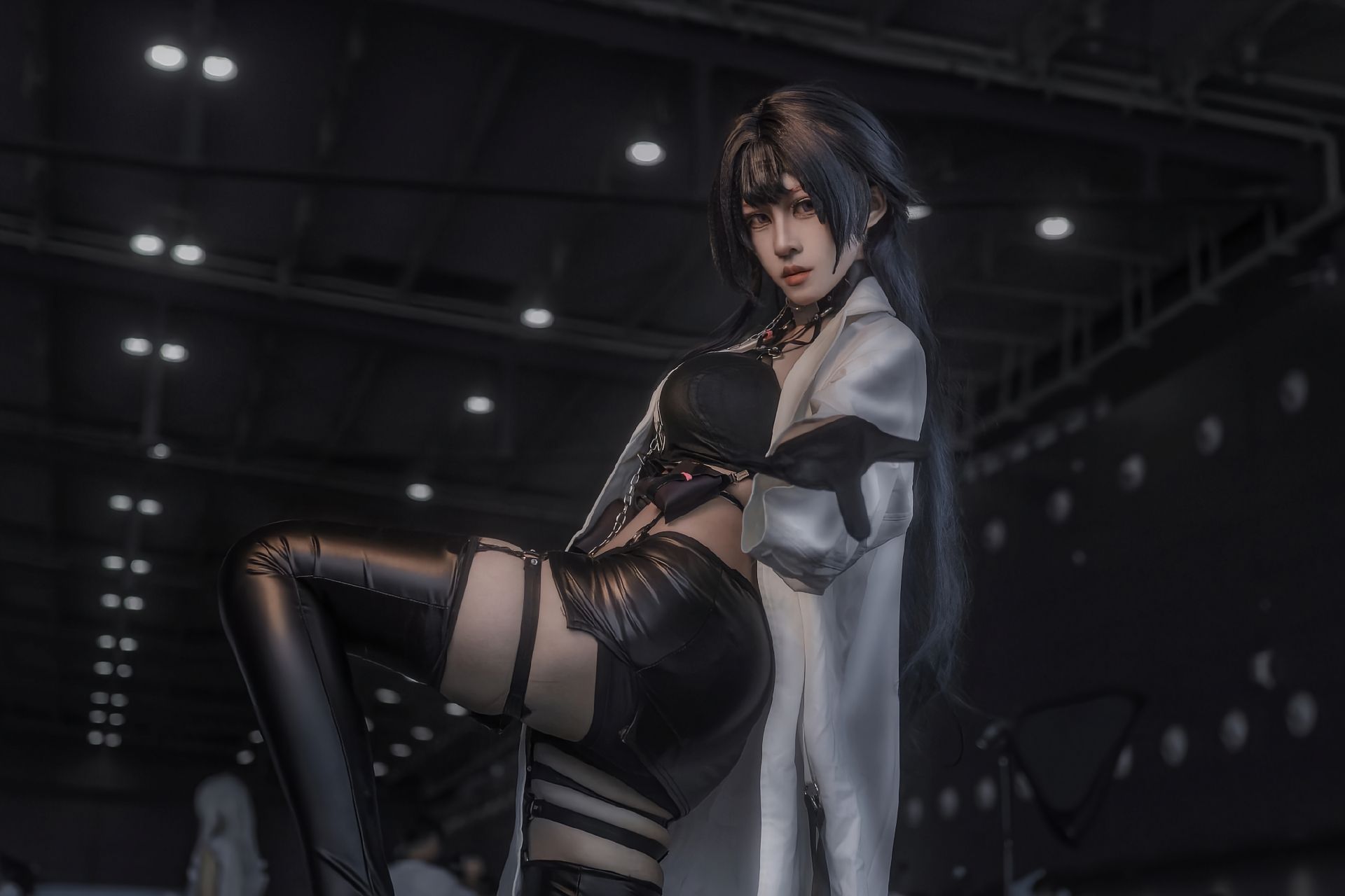 dy@螺序粉,Cosplay、酷帅风格、黑色皮革服饰、过膝长靴、白色长款外套