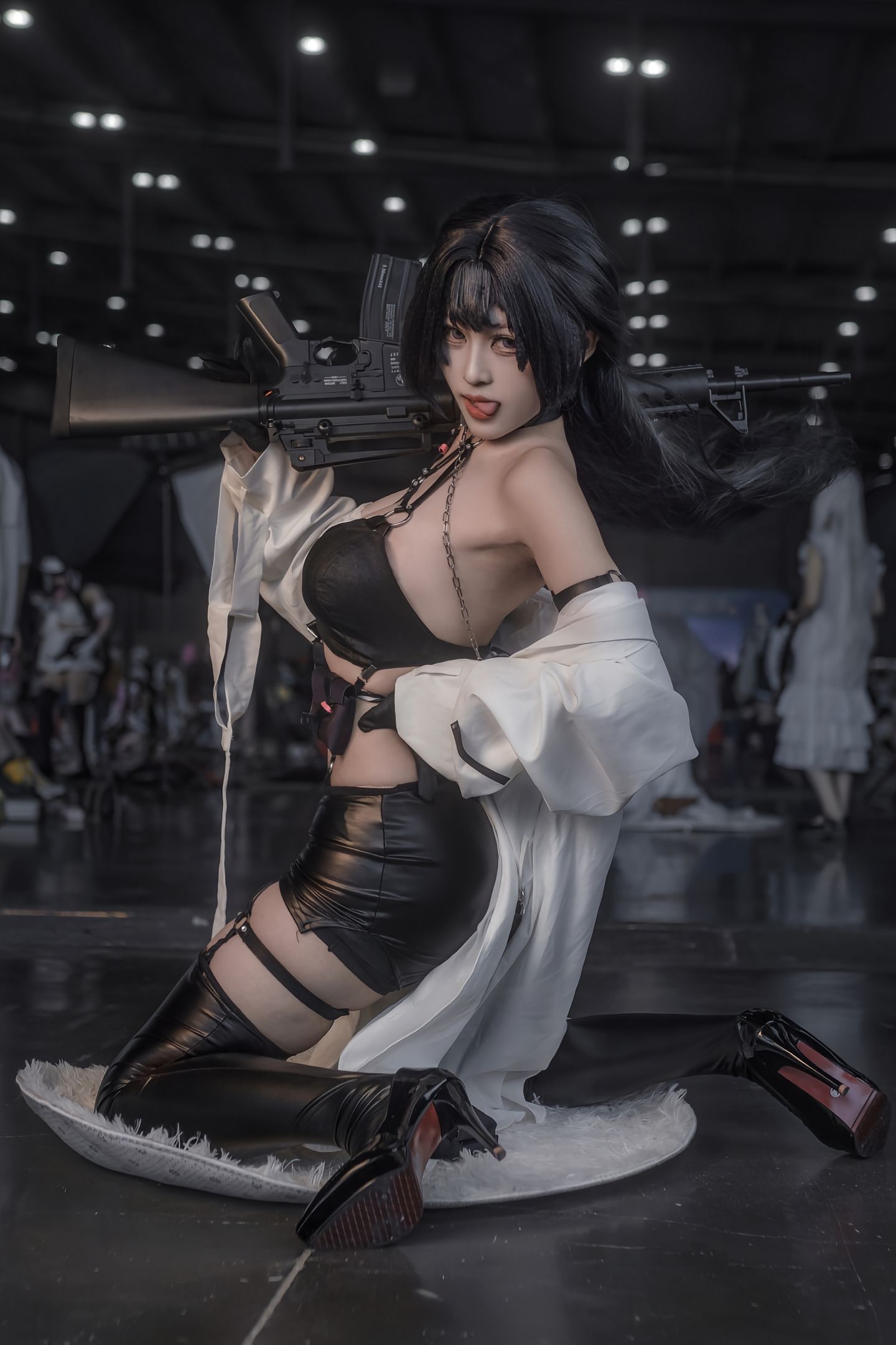 dy@螺序粉,Cosplay、酷帅风格、黑色皮革服饰、过膝长靴、白色长款外套
